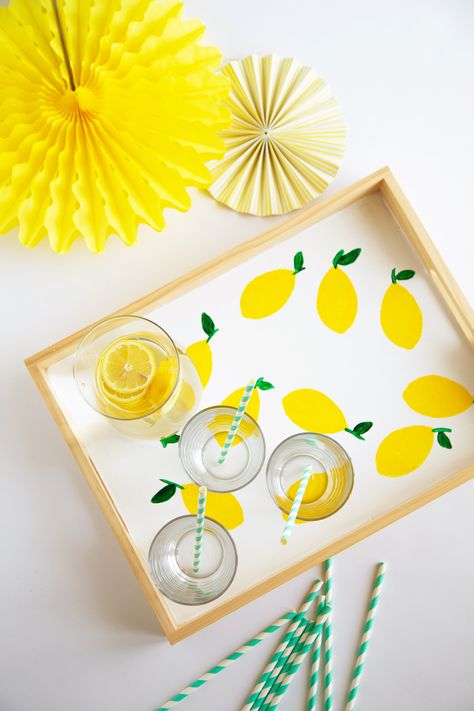 DIY Fruit-Printed Serving Tray No Sew Crafts, Easy Mother's Day Crafts, Mother's Day Projects, Sew Crafts, Schmuck Diy, Mothers Day Crafts For Kids, Diy Valentine's Day, Summer Entertaining, Fun Easy Crafts