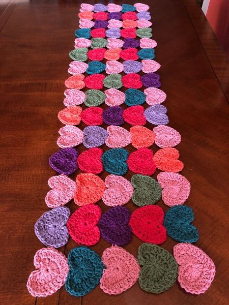 Crocheted Heart Table Runner & Garland – Bead Yarn & Spatula Crochet Round Table Runner, Valentines Runner, Round Table Runner, Heart Table Runner, Placemat Diy, Diy Table Runner, Crochet Table Cloth, Valentine Table Runner, Crocheted Heart