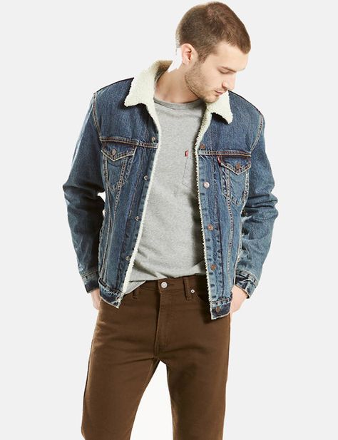 A Levi's faux-shearling jacket, which will last them seasons to come. Jeans Marron, Sherpa Trucker Jacket, Mens Sherpa, Denim Jacket Outfit, Jean Jacket Men, Levis Jacket, Denim Outerwear, Mens Fashion Suits, Sherpa Jacket