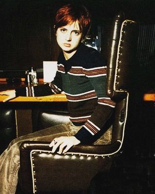 Britpop Fashion 90s, Haircut Redhead, Britpop Fashion, Donna Matthews, Justine Frischmann, Early 90s Fashion, Redhead Fashion, 90s Indie, Fashion 90s