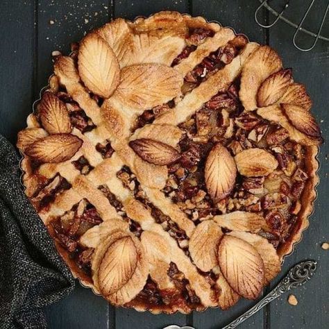 caramel pear pecan pie from The Pretty Autumn Drive, Crust Designs, Fruit Pie Recipe, Triple Berry Pie, Pecan Pie Crust, Pie Crust Designs, Salted Caramel Apple Pie, Pie Decoration, Caramel Pears