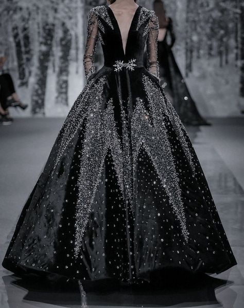 Fantasy Dress Queens, Empirium Trilogy, Fantasy Ballgown, Black Bridal Dresses, Party Gown Dress, Alternative Dress, Prom Dress Inspo, Runway Gowns, Fantasy Dresses