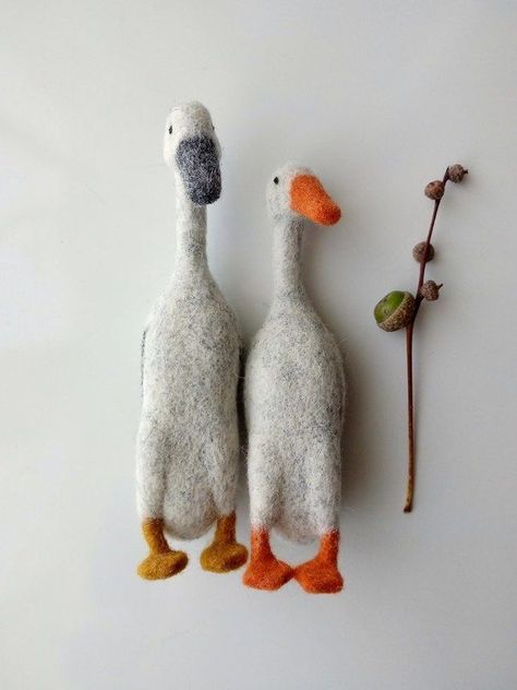 Present For Groom, Tovad Ull, Needle Felting Tutorials, Needle Felting Projects, Wedding Present, Felt Birds, Felt Brooch, Needle Felted Animals, Soft Sculpture