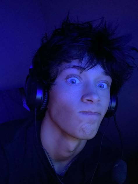 Streamer Aesthetic Boy, Guy Playing Video Games Aesthetic, Teen Boy Face Claim, Gamer Boy Aesthetic, Cute Nerdy Guys, Geeky Boy, Nate Crosiar, Nerdy Boy, Nerd Boy