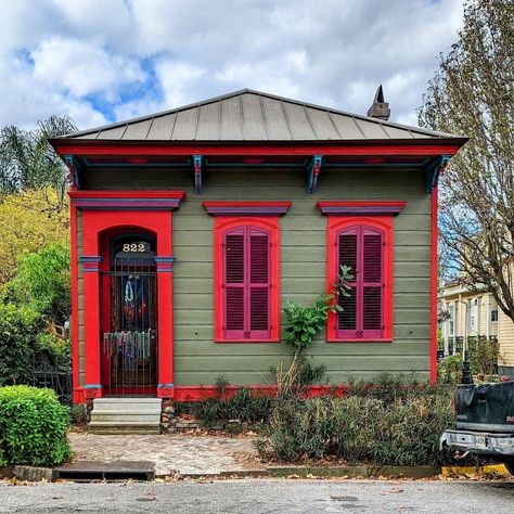 Renovated Old Homes Exterior, India Exterior House Colors, Vibrant House Exterior, Crazy Exterior House Colors, Magenta House Exterior, Funky Houses Exterior, Quirky Home Exterior, Unique House Paint Exterior, Fun Exterior Paint Colors For House