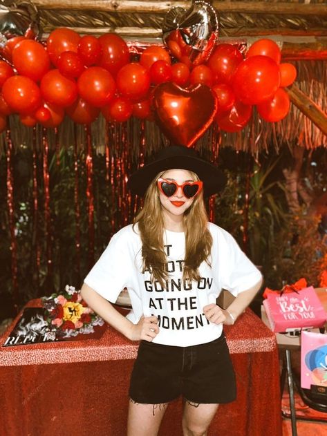 Bolo Taylor Swift, Taylor Swift Themed Party, Red Party Ideas, Taylor Swift Red Album, Taylor Swift Birthday Party Ideas, 22 Taylor, Red Birthday Party, Taylor Swift 22, 22 Birthday