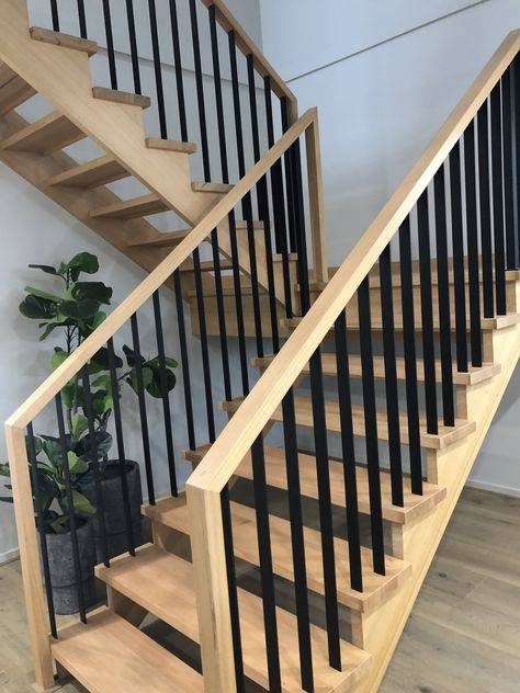 Stair Design Architecture, Modern Stair Railing, Staircase Railing Design, Handrail Design, Indoor Balcony, Stairs Design Interior, House Staircase, Stair Railing Design, Staircase Makeover