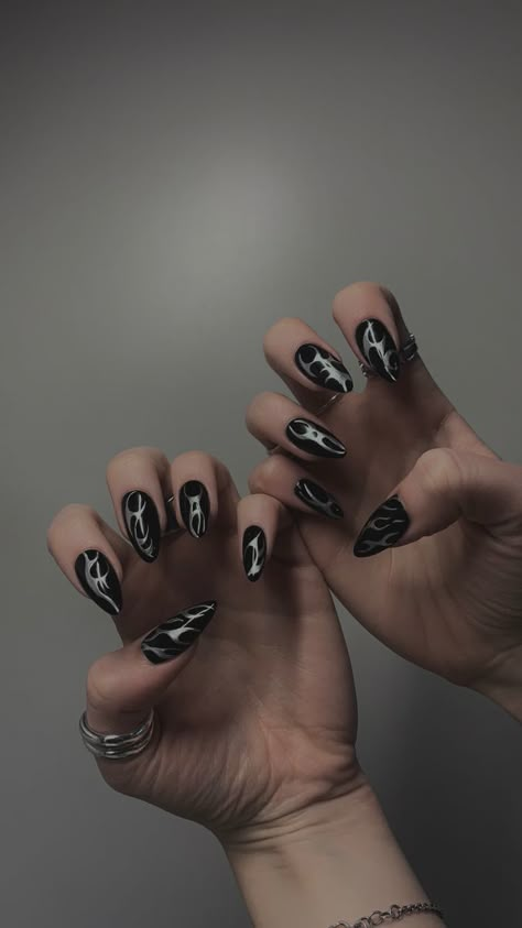 Black and silver nails Black Nails Silver Chrome, Silver Black Nails Acrylic, Black Silver Almond Nails, Nails Black Metallic, Almond Nails Black And Silver, Nail Design Black And Silver, Black Nails Chrome Design, Chrome Black Nails Designs, Nail Art Designs Black And Silver