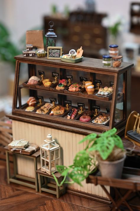 Dollhouse Coffee Shop, Diy Pastry Display Case, Mini Dessert Display, Bakery Diorama, Cafe Diorama, Cafe Miniature, Polymer Clay Projects Diy, Miniature Cafe, Dessert House