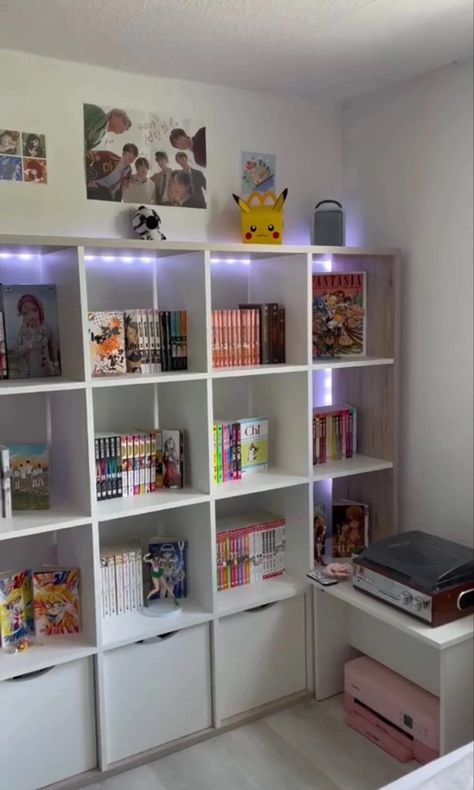 Naruto Room Decor, Manga Core, Manga Shelf, Aesthetic Bedroom Decor, Otaku Room, Indie Room, Cute Bedroom Decor, Cute Room Ideas, Redecorate Bedroom