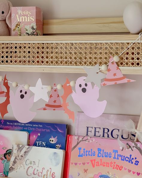 Printable garlands? Yes pls🤝🏻🤝🏻🤝🏻🤝🏻 Kids Halloween Room Decor, Halloween Decor For Kids, Cute Halloween Decor, Halloween Room, Halloween Bedroom, Halloween Room Decor, Halloween Garland, Halloween Cute, Fall Outdoor Decor