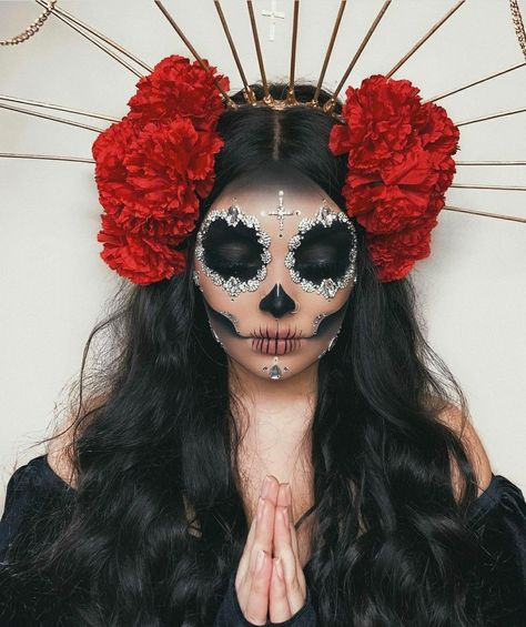 Mexican Halloween Costume, Catrina Costume, Halloween Makeup Sugar Skull, Sugar Skull Costume, Holloween Makeup, Makeup Cute, Dead Makeup, Creepy Halloween Makeup, Cute Halloween Makeup