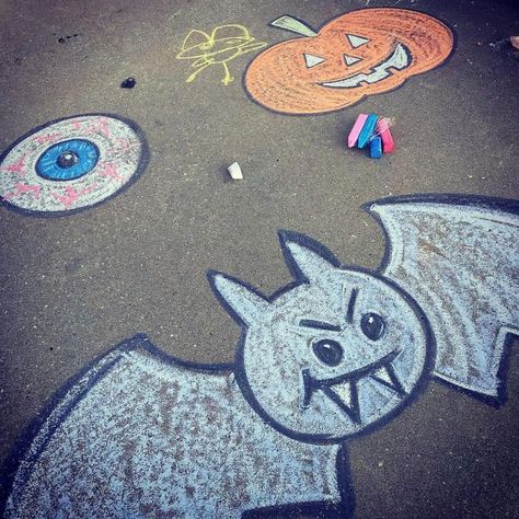 Spooky Chalk Art, Halloween Side Walk Chalk Art, Halloween Driveway Chalk Art, Halloween Sidewalk Chalk Art Ideas Easy, Street Chalk Art Ideas, Fall Chalk Art Sidewalk, Sidewalk Art Ideas, Sidewalk Chalk Ideas Easy, Fun Things To Draw With Chalk