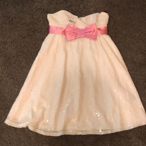 Lovely Bnwt Betsey Johnson Dress. Baby Doll Style. Sequined Body With Pleated Detail And Back And Sweetheart Bodice. Tiny Bright Stain On Front, Didn’t Notice It The First Time. Flirty Pink Bow Detail At Bust. Perfect For Dancing The Night Away At Any Event! Originally $425, I Purchased It For 212. Open To Offers Betsey Johnson Dress, Neon Aesthetic, Amazing Outfits, Betsy Johnson, Lookbook Outfits, Dance Dresses, Fancy Dresses, Pink Bow, Bow Detail