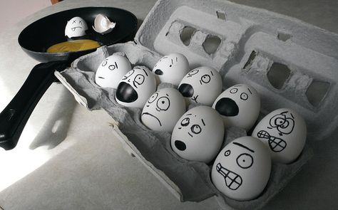 haahah....might have to do this to the eggs in the fridge hahaha Photo Ramadan, Funny Eggs, April Fools Pranks, Leyte, 1 April, Practical Jokes, April Fools Day, Egg Art, April Fools