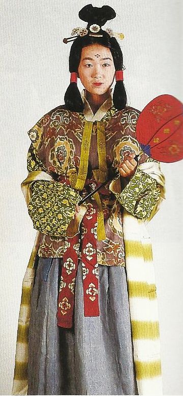 Scan N1: Court lady of the Nara Period (710-784) , Japan. Textiles during this period of Japan were often brocade ones heavily influenced by China (and in some cases the cloth itself was directly imported from that country)  . Scan from book “The History of Women’s Costume in Japan.”  Scanned by Lumikettu of Flickr.  Japanese costume many centuries ago…recreation accomplished in Kyoto during the 1930’s Traditional Clothing Around The World, Nara Period, The Kimono Gallery, Kimono Gallery, Heian Era, Japanese Costume, Ancient Japan, Culture Day, Japanese Clothing