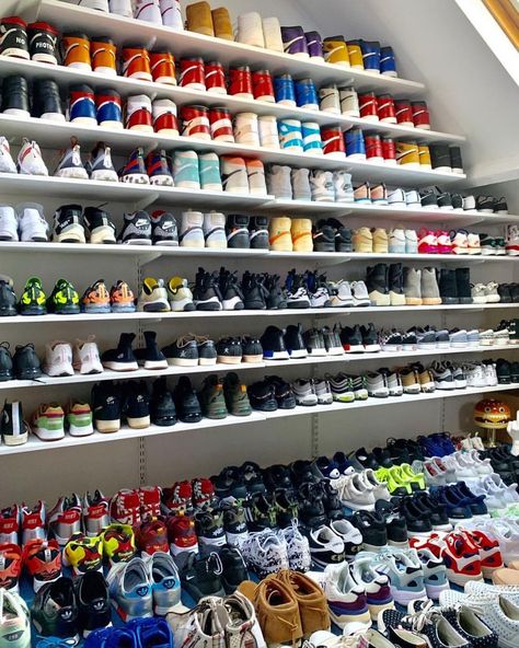 Sneaker Regal, Zapatillas Nike Air Force, Sneakerhead Room, Sneaker Closet, Vestiti Edgy, Shoe Room, Shoe Wall, All Nike Shoes, Nike Shoes Jordans