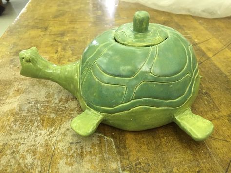 Turtle teapot Turtle Teapot, Clay Pottery Ideas, Ceramic Turtle, Pottery Inspo, Ceramic Teapots, Pottery Designs, Clay Pottery, Pottery Ideas, Tea Pots