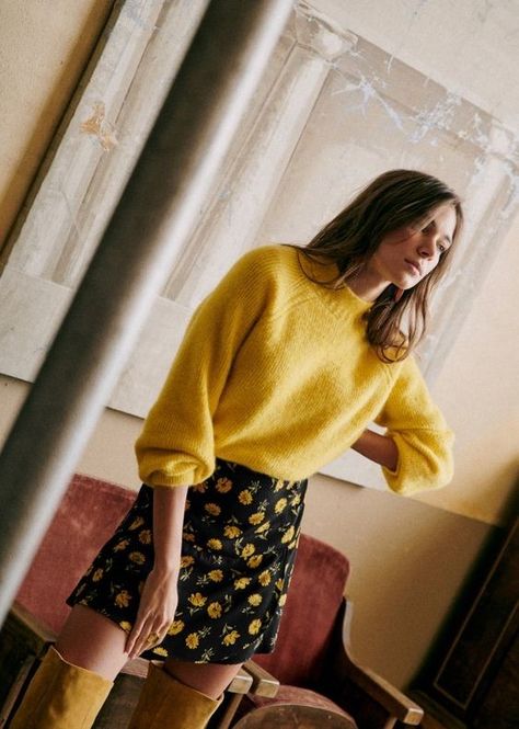 Gamine Outfits, Rok Outfit, Soft Gamine, Paris Mode, Moda Chic, Elegante Casual, Yellow Sweater, Mode Inspo, Formal Outfit