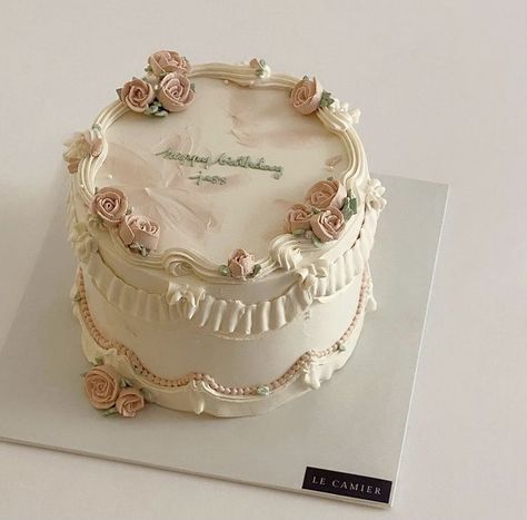 Bolo Vintage, 18th Cake, Vintage Birthday Cakes, Elegant Birthday Cakes, Simple Cake Designs, 18th Birthday Cake, Mini Cakes Birthday, Creative Birthday Cakes, Cute Baking