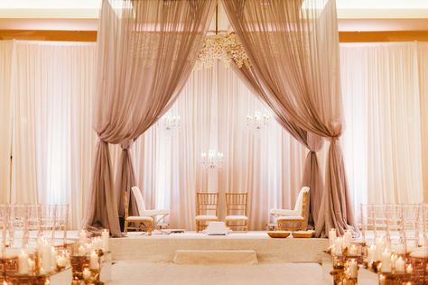 Simple Mandap, Mandap Decoration, Indian Wedding Receptions, Mandap Design, Peach Wedding Invitations, Decoration For Wedding, Minimalist Wedding Decor, Indoor Wedding Ceremonies, Mandap Decor