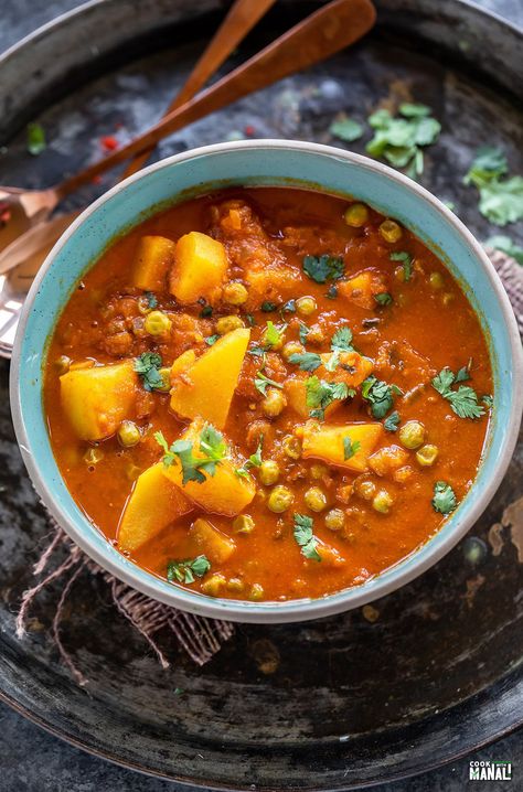 Aloo Matar Indian Vegetable Recipes, Aloo Curry, Food Near Me, Indian Veg Recipes, Food Fusion, Restaurants In Paris, Plant Based Diet Recipes, Indian Bread, Vegan Curry