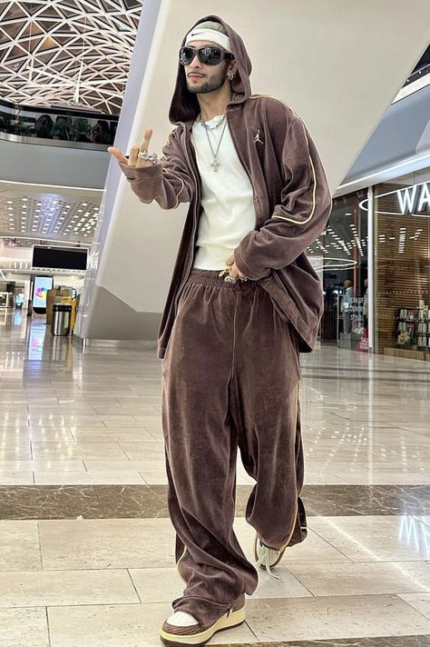 Velour Tracksuit Outfit, Mens Velour Tracksuit, Tracksuit Aesthetic, Brown Tracksuit, 90s Tracksuit, Y2k Tracksuit, Mens Tracksuit Set, Streetwear Photoshoot, Hoodie Outfit Men