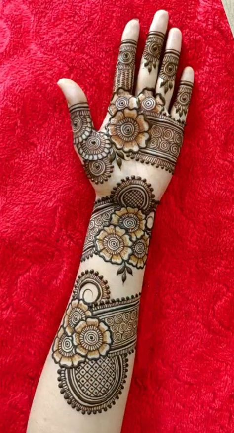 Teej Mehndi Designs Back Hand, Bangle Mehendi Designs For Hands, Teej Mehendi Design Simple, Muslim Mehndi Design, Trendy Mehndi Designs Front Hand, Mehndi Designs Teej, Trendy Mehendi Designs, Engagement Mehndi Designs Unique, Teej Mehendi Design