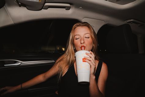 Fast Food In Car, Fast Food Photoshoot Ideas, Mcdonald’s Photoshoot, Food In Car Aesthetic, Fast Food Photoshoot, Mcdonalds Photoshoot, Mcdonalds Photography, Eating Photoshoot, Car Pose Ideas