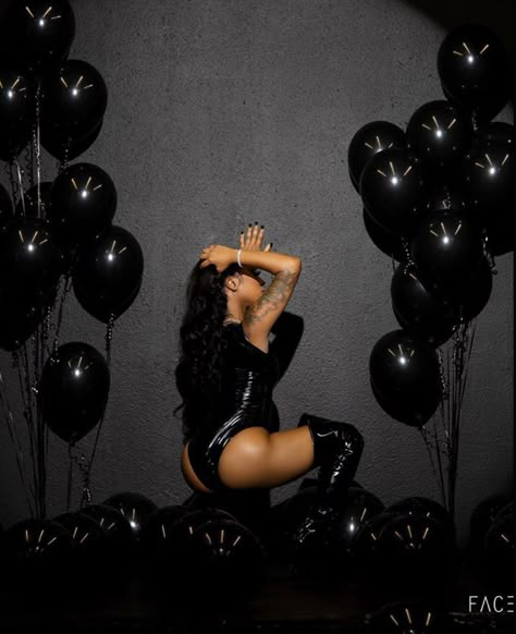 Black Photoshoot Ideas, Black Photoshoot, Birthday Dump, 21st Birthday Photoshoot, Party Photoshoot, Beautiful Photoshoot Ideas, Studio Photography Poses, Cute Birthday Outfits, Birthday Fits