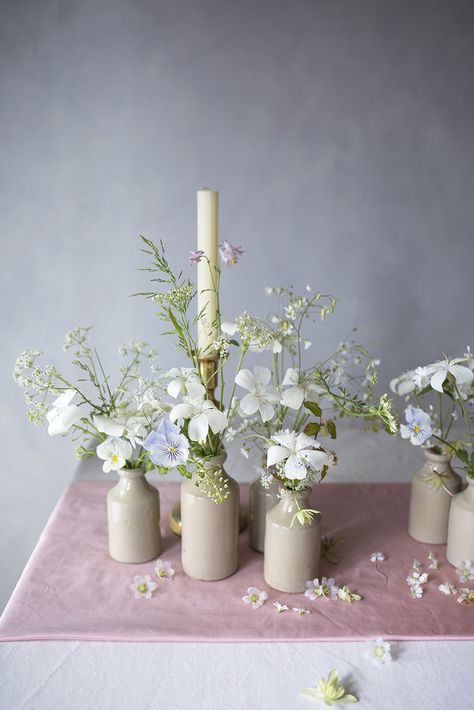 Tablescape Design, Monochromatic Wedding, Flower School, Flower Studio, Natural Wedding, White Gardens, Garden Inspired, Table Flowers, Nature Wedding