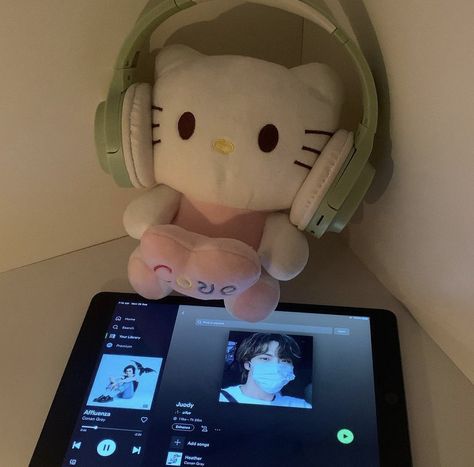 Hello Kitty Wearing Headphones, Hello Kitty Friends Aesthetic, Hello Kitty Listening To Music, Hello Kitty School Supplies, Hello Kitty Headphones, Hello Kitty School, Y2k Hello Kitty, Wearing Headphones, Hello Kitty Aesthetic