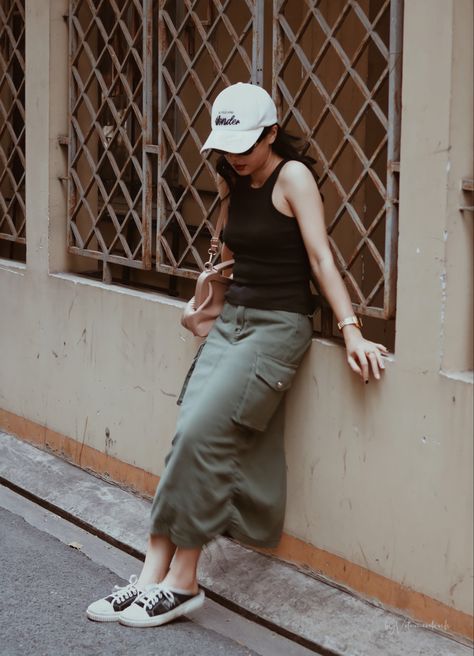 Cargo Skirt Long, Cargo Skirt Outfit, Army Green Skirt, Beach Clothes, College Fits, Denim Skirt Outfits, Mule Shoes, Neutral Style, Tank Top Outfits