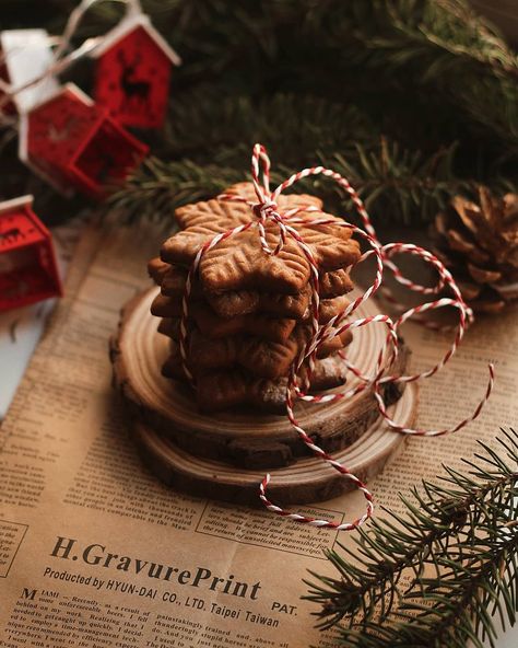 Gingerbread Cookies Photography, Christmas Cookies Food Photography, Christmas Sweets Photography, Christmas Dessert Photoshoot, Xmas Food Photography, Christmas Cookies Photoshoot, Christmas Cookies Photography, Christmas Baking Photoshoot, Christmas Baking Aesthetic