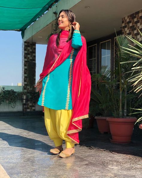 Sardarnibykirangurm (@sardarnibykirangurm) • Instagram photos and videos Punjabi Patiala Suit, Patiala Salwar Kameez, Suit Dupatta, Patiala Suit Designs, Patiala Salwar Suits, Punjabi Fashion, Designer Punjabi Suits, Simple Kurta Designs, Simple Kurti Designs