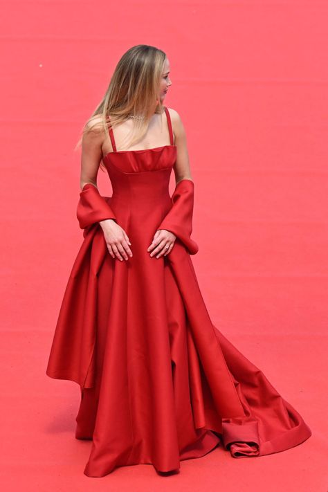 Old Money Red Carpet, Jennifer Lawrence 2023, Red Carpet Prom Dresses, Red Carpet Prom, Simple Formal Dresses, Red Satin Prom Dress, Simple Prom Dress Long, Dress Western, Cute Red Dresses