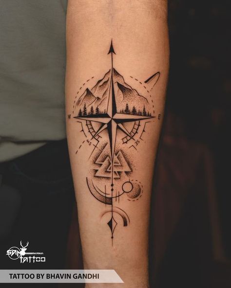 Customized Compass tattoo Compas Tattoo, Berg Tattoo, Tattoo Bras Homme, Arm Tattoos For Guys Forearm, Tattoo Ideas Males, Tattoo Quotes For Men, Simple Forearm Tattoos, Basic Tattoos, Forearm Band Tattoos