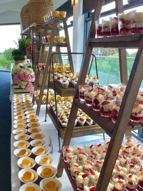 Banquet Food Display Presentation, Dimsum Buffet Display, Dinner Display Ideas, Buffet Stand Food Displays, Bain Marie Food Display Ideas, Professional Catering Display, Buffet Food Display Presentation, Catering Food Displays Buffet Tables, Party Food Layout Display