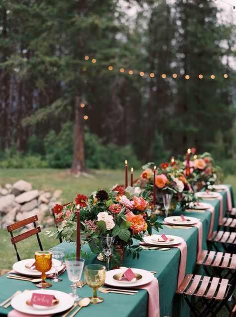 Party In The Woods, Tafel Decor, Green Tablecloth, Pink Napkins, Emerald Green Weddings, Summer Wedding Outdoor, Emerald Wedding, Orange Wedding, Wedding Table Settings