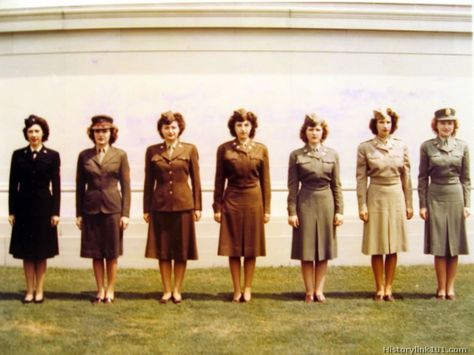 Women in Uniform during World War II Women In Uniforms, Ww2 Women, Wwii Women, Women's Army Corps, Military Nurses, Women's Uniforms, Us Coast Guard, 1940s Fashion, Photos Of Women