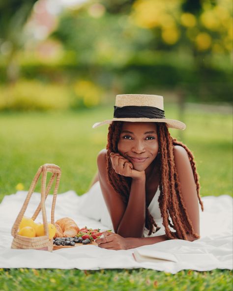 Picnic snacks Garden Picnic Photoshoot, Picnic Portrait, Picnic Aesthetic Photoshoot, Picnic Photoshoot Ideas, Garden Photoshoot Ideas, Mom Photoshoot, Picnic Aesthetics, Picnic Shoot, Garden Portrait