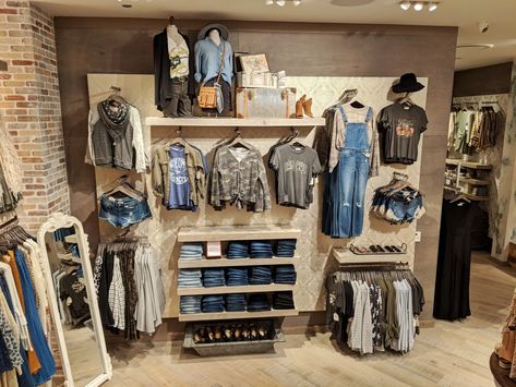 Denim Wall Display Visual Merchandising, Boutique Display Wall, Graphic Tee Display Boutique, Graphic Tee Display, Jean Display Boutique, Store Displays Visual Merchandising, Retail Clothing Display, Denim Wall, Denim Display