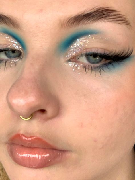 Fun Blue Makeup Looks, Summer Eyeliner Looks, Glow Party Makeup Ideas, Pop Of Color Eye Makeup, Queer Make Up, Band Makeup, Makeup 2024, Funky Makeup, Dag Make Up