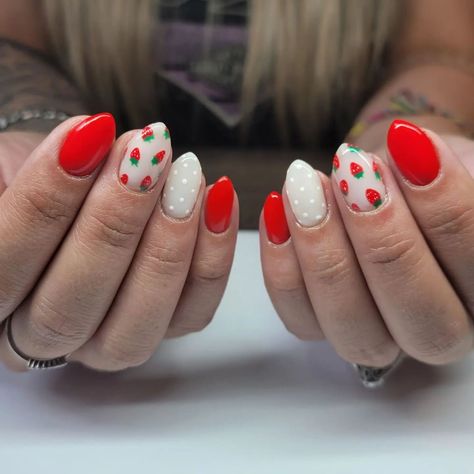 Red Nails Strawberry, Strawberries And Cream Nails, Strawberry Summer Nails, Nails Inspiration Cherry, Gel Nails Strawberry, Strawberry Lemonade Nails, Strawberry Themed Nails, Red Nail Ideas Summer, Red Nails With Accent Nail