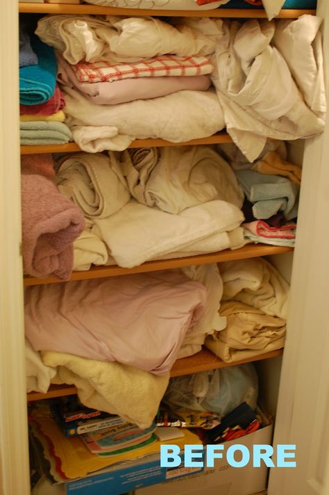 Linen Closet Organization Small, Casa In Pallet, Dollar Store Organizing Ideas, Small Linen Closets, Organizing Linens, Closet Redo, Organizar Closet, Dollar Tree Organization, Dollar Store Diy Organization