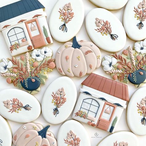 Arlos Cookies on Instagram: “This set will always have a special place in my heart! It was created for a private class a couple months ago with @joannagaines and some…” Cookies Autumn, Cookies Photo, Autumn Florals, Pumpkin Cookie, Thanksgiving Cookies, Sugar Cookie Designs, Fall Cookies, Fancy Cookies, Cookie Inspiration