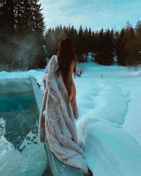 Woman In Snow Photography, Cold Outdoor Photoshoot, Winter Bodouir Photoshoot, Outdoor Boudiour Ideas Winter, Outdoor Winter Photoshoot Ideas, Snow Pics, Hot Christmas, Winter Shoot, Snow Photoshoot