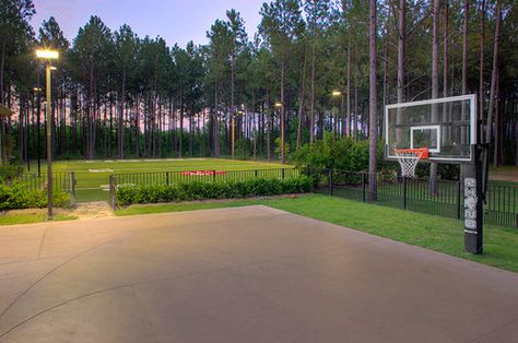 Traditional Exterior Homes, Home Basketball Court, Basketball Court Backyard, Backyard Sports, Backyard Basketball, Outdoor Basketball Court, Basketball Tricks, Indoor Basketball Court, Exterior Home