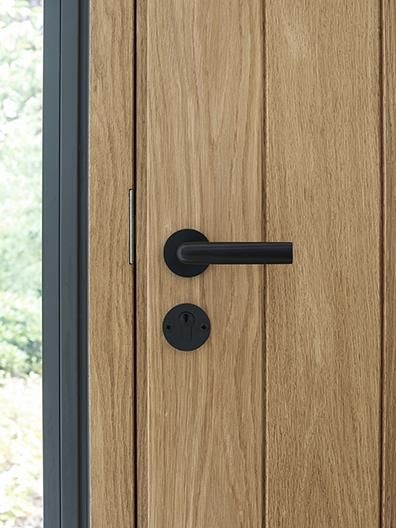 Contemporary Door, Door Fittings, Studio Ideas, Window Hardware, Furniture Hardware, Black Handle, The Doors, Wooden Doors, Geometric Designs