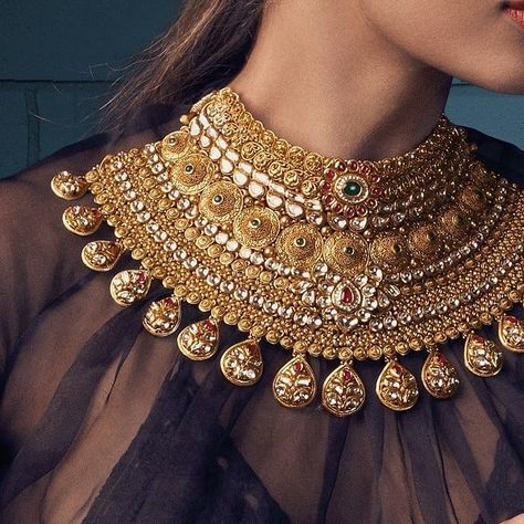 914 Likes, 10 Comments - Khanna Jewellers (@khannajewellerskj) on Instagram: “Achieve your glow goals like Malaika Arora Khan by adorning this awe-inspiring gold polki necklace…” Golden Jewellery Design, Jewellery Design Indian, Marwadi Jewellery, Orra Jewellery, Golden Jewellery, Rajputi Jewellery, Bridal Necklace Designs, Antique Jewellery Designs, Gold Necklace Indian Bridal Jewelry